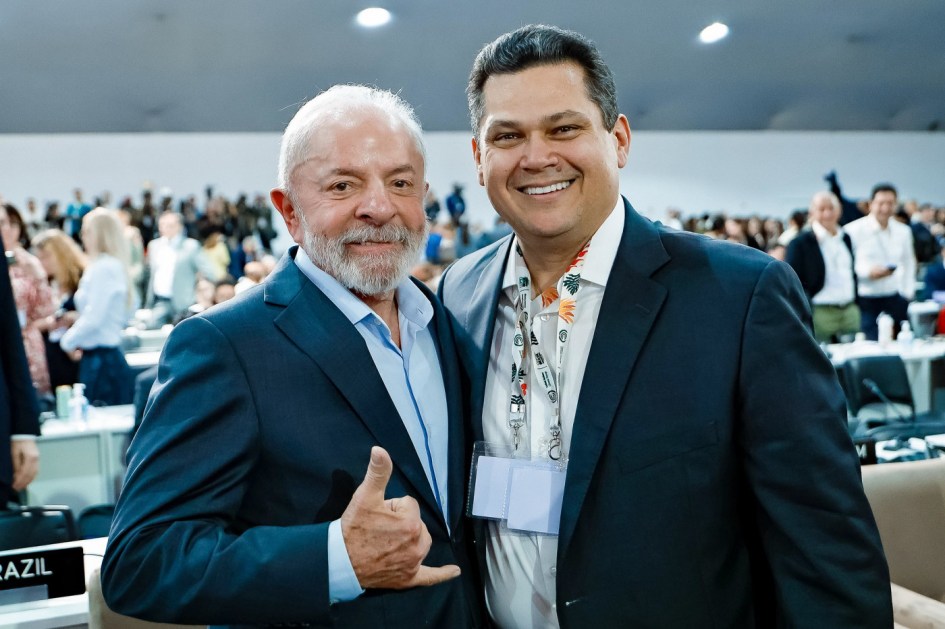 10.11.2025 – Abertura da 30.ª Conferência das Partes da Convenção-Quadro das Nações Unidas sobre a Mudança do Clima (COP30) Presidente da República, Luiz Inácio Lula da Silva, com o Presidente do Senado Federal do Brasil, Davi Alcolumbre, durante a cerimônia de abertura da 30.ª Conferência das Partes da Convenção-Quadro das Nações Unidas sobre a Mudança do Clima (COP30). Parque da Cidade – Belém (PA) Foto: Ricardo Stuckert / PR