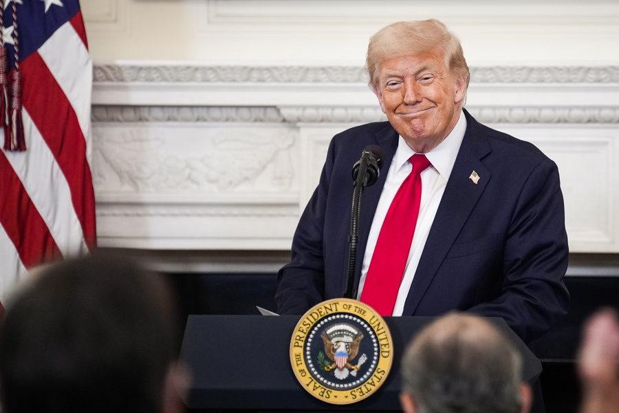 Mão boba e ‘corte’ na rainha: veja gafes de Trump durante visita do rei Charles III