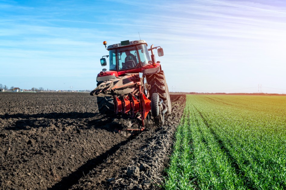 Campo de cultivo de máquina agrícola trator