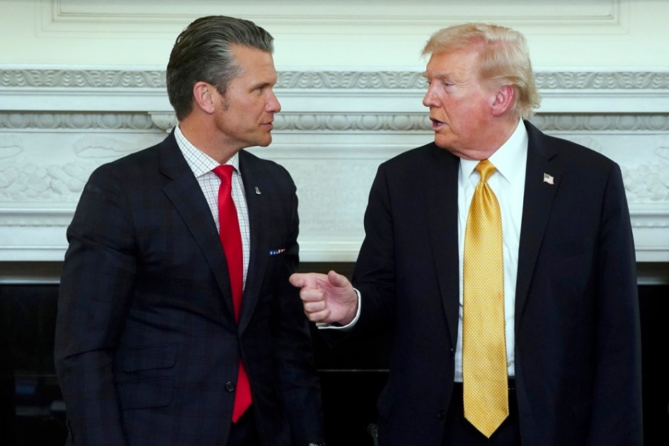 O presidente dos EUA, Donald Trump (à dir.), e o secretário de Defesa, Pete Hegseth (à esq.), durante uma mesa-redonda com a Força-Tarefa de Segurança Interna na Sala de Jantar de Estado da Casa Branca