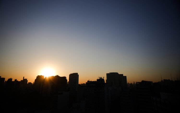 Segunda-feira começa menos gelada, mas frio ainda persiste