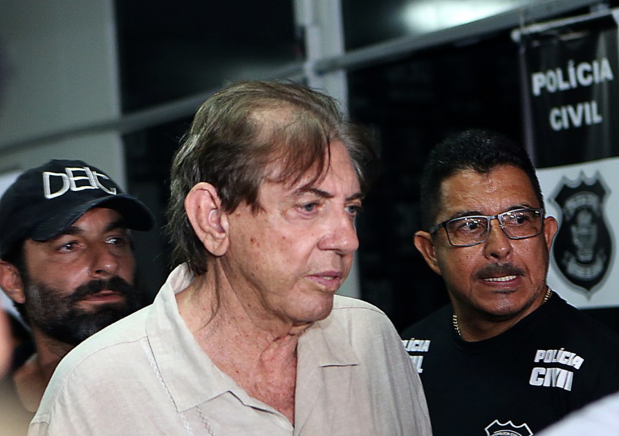 João de Deus cercado de policiais