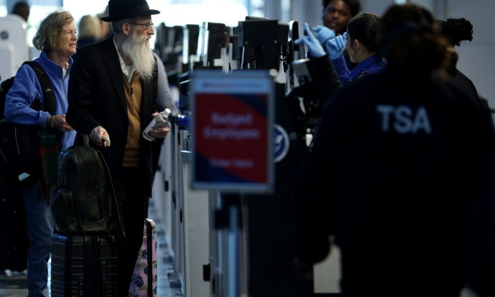 EUA adotam detecção de ebola em aeroportos; missionário testou positivo