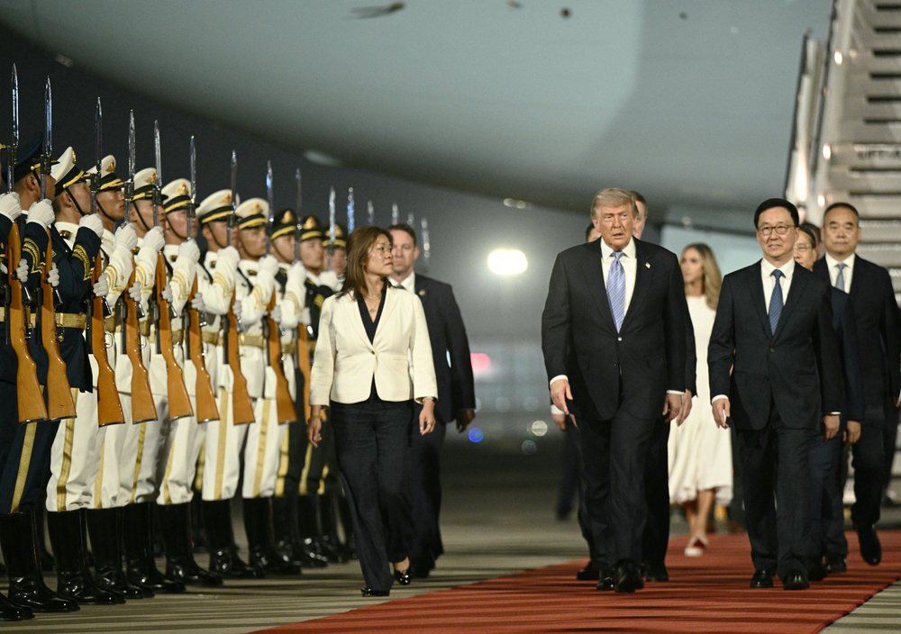 Trump chega à China com mega comitiva; agenda mistura comércio e geopolítica