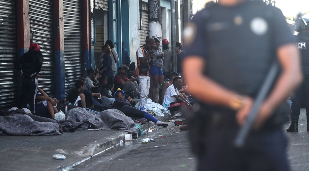 Policiais da Guarda Civil Metropolitana (GCM) reforçam a segurança enquanto funcionários da Prefeitura realizam trabalhos de limpeza na Rua dos Protestantes, na região da Cracolândia, no centro da cidade de São Paulo