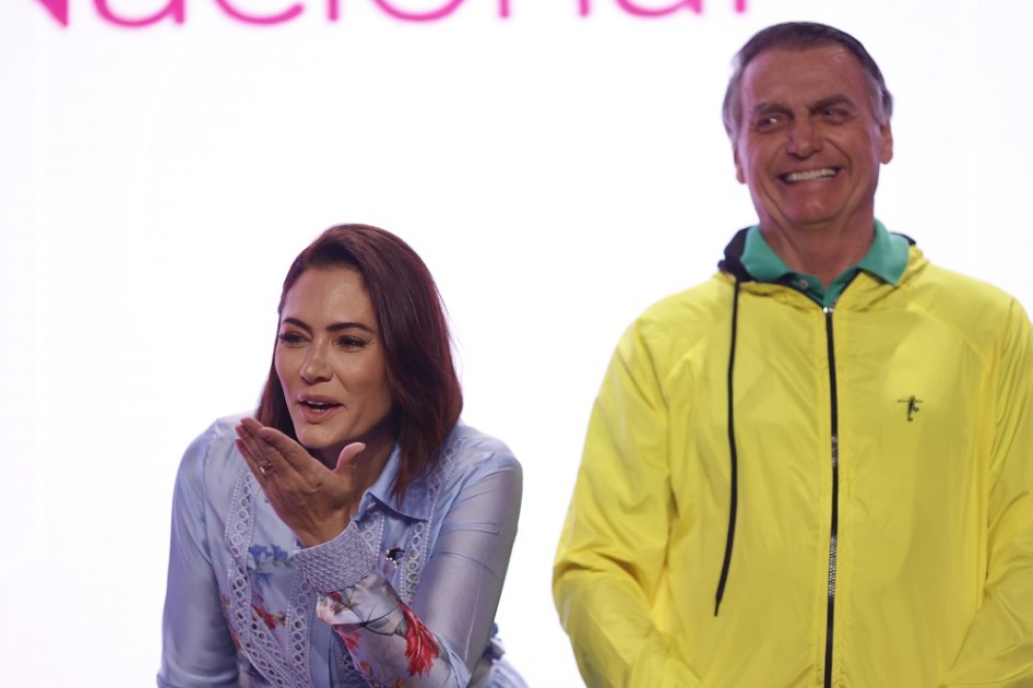 Michelle Bolsonaro manda beijo enquanto Jair Bolsonaro ri