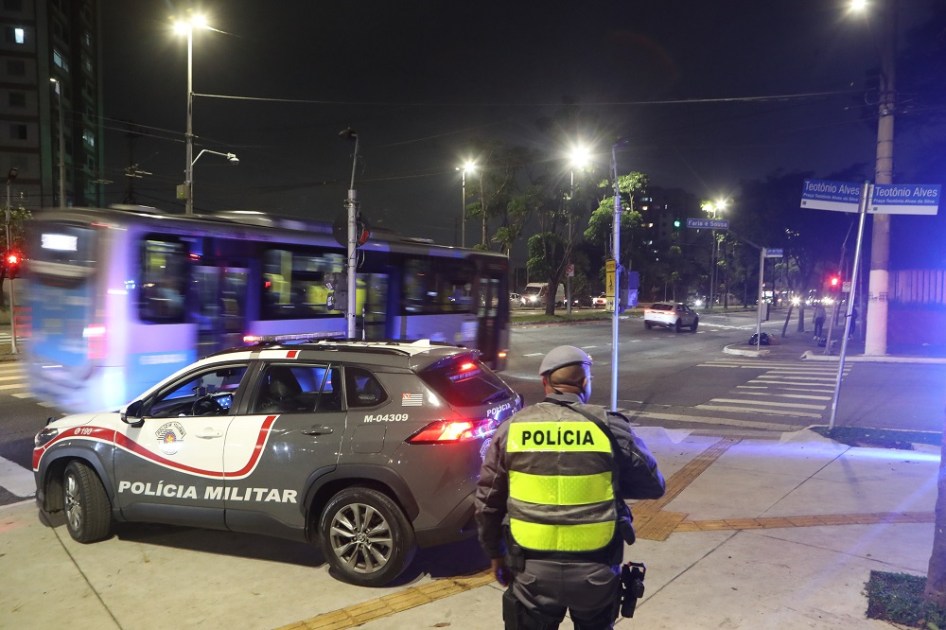 Policiais militares reforçam a segurança na esquina da Av. Eng. Armando de Arruda Pereira com a R. Cel Luís de Faria e Sousa após atos de vandalismo contra ônibus