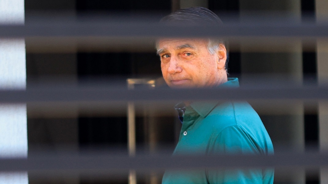 Bolsonaro tentou romper tornozeleira eletrônica com ferro de solda, diz PF