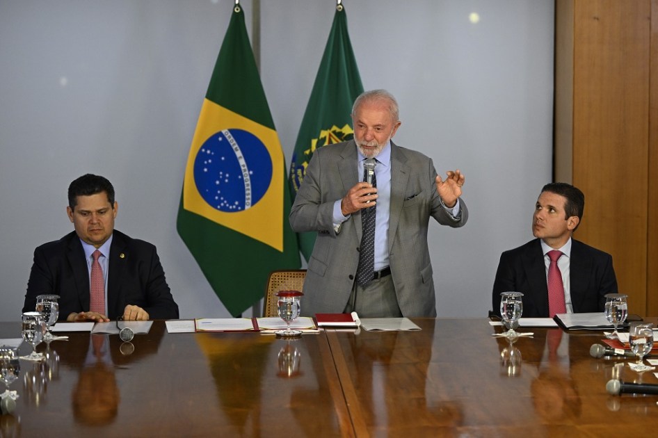 Lula discursa entre Alcolumbre e Hugo Motta, ambos sentados