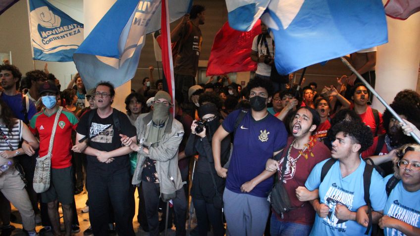 Alunos da USP fazem bloqueio na universidade com corrente humana