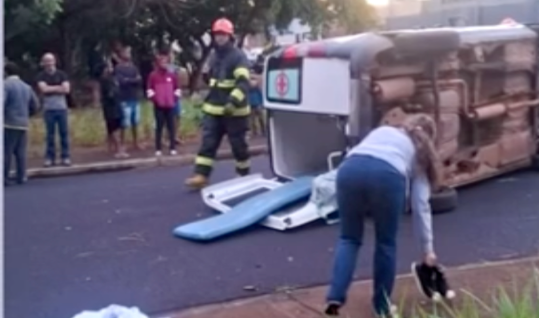 Ambulância tomba após carro colidir na traseira em São José do Rio Preto