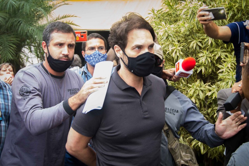 Dr Jairinho algemado e cercado pela polícia