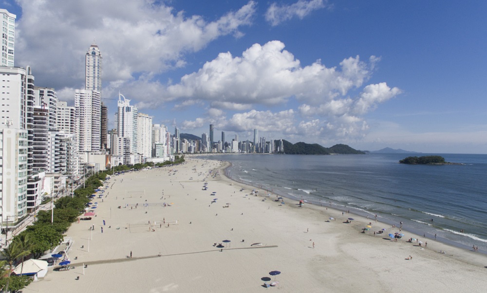 O que levar na mala para o litoral de SC: um checklist para o verão