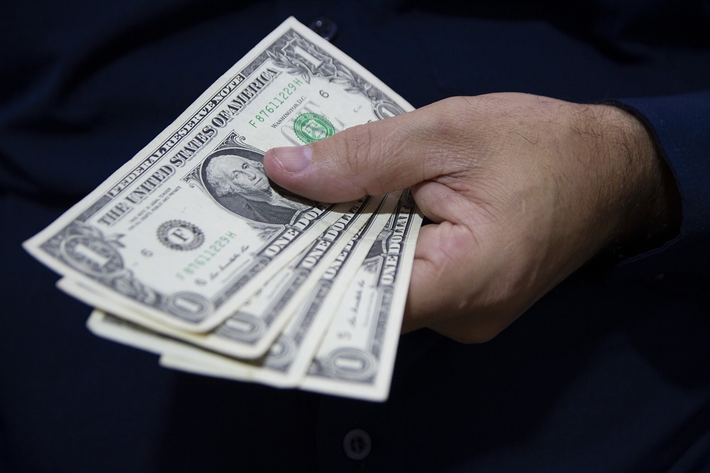 Dólar fecha a R$ 4,89, o menor valor em mais de dois anos 