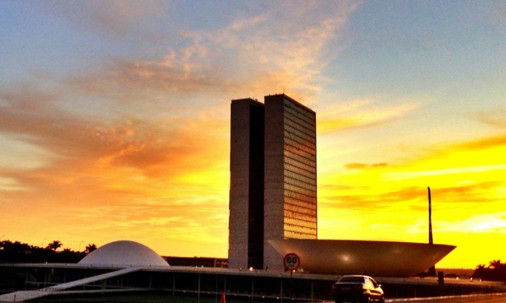 O mundo dá voltas, Brasília também