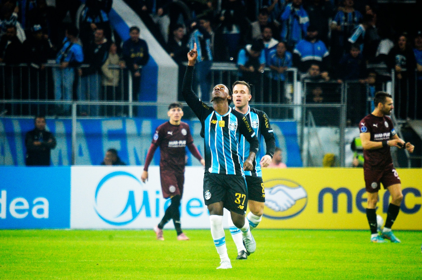 Grêmio fica no 2 a 2 com Montevideo City Torque e disputará playoffs da Sul-Americana