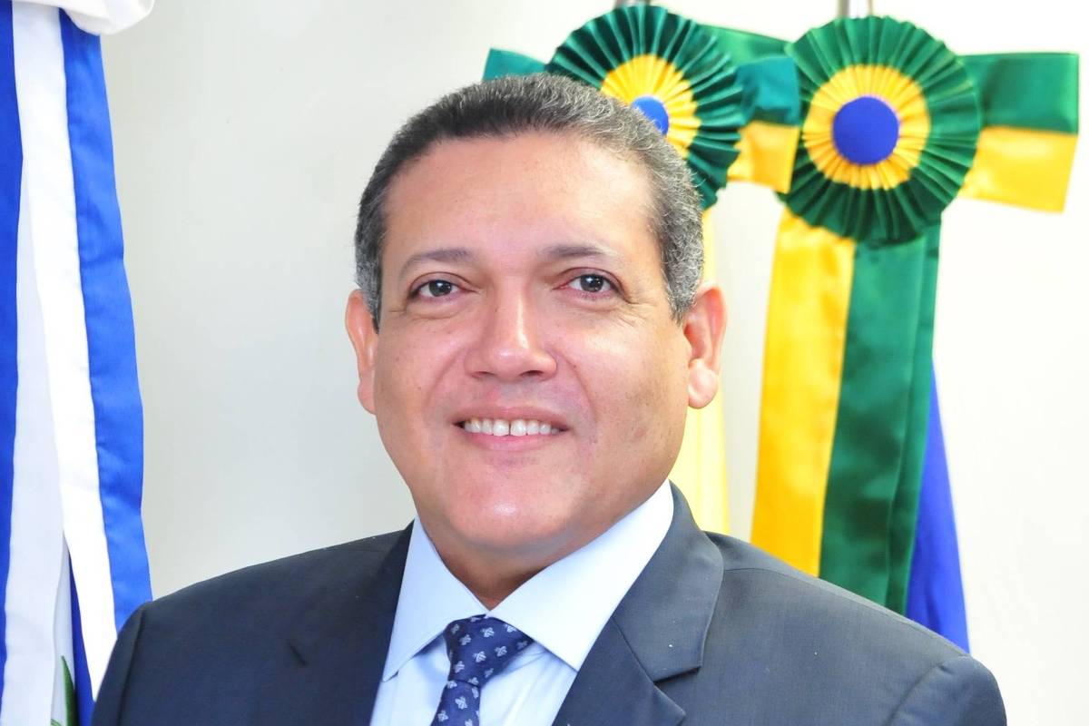 Em prisão domiciliar, Bolsonaro é convidado para posse de Nunes Marques