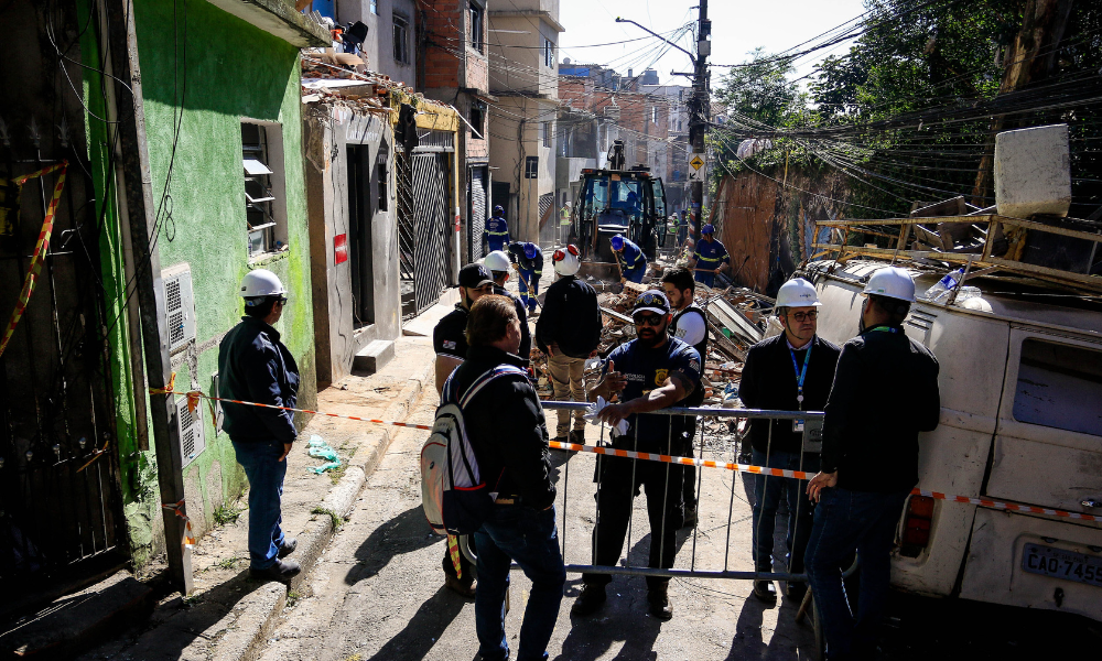 Equipes da Defesa Civil, Sabesp e Comgás durante trabalho de perícia, na quarta-feira (13), no local da explosão de tubulação de gás que danificou dezenas de imóveis, deixando dois óbitos e feridos, na tarde de segunda-feira (11)