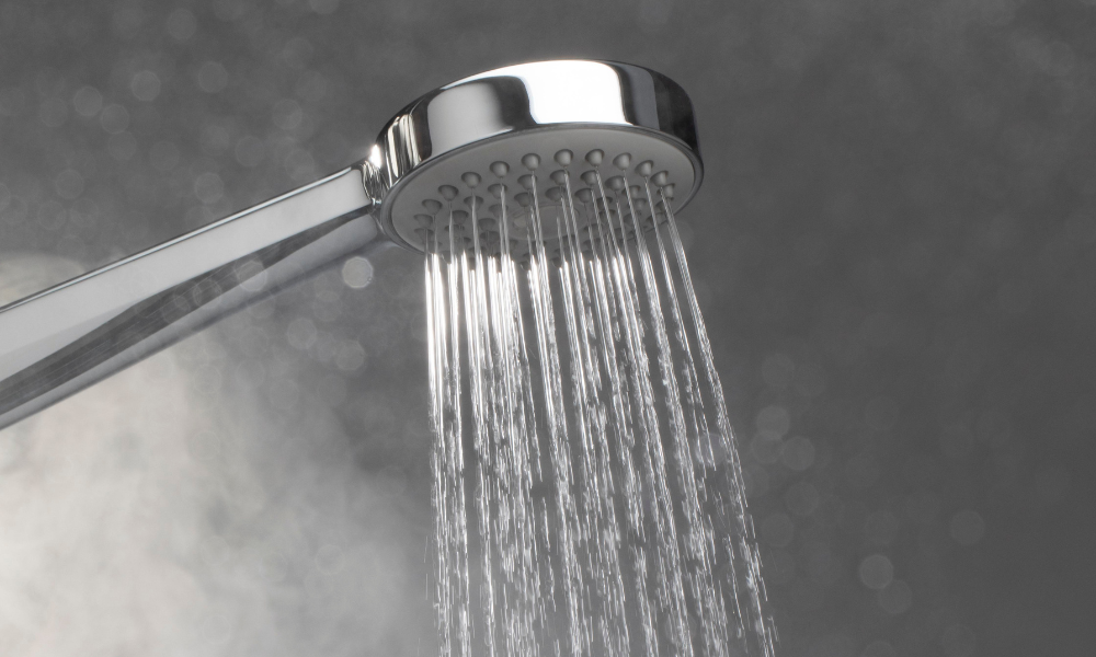 Por que tomar banho muito quente faz mal para a pele e piora o ressecamento no inverno