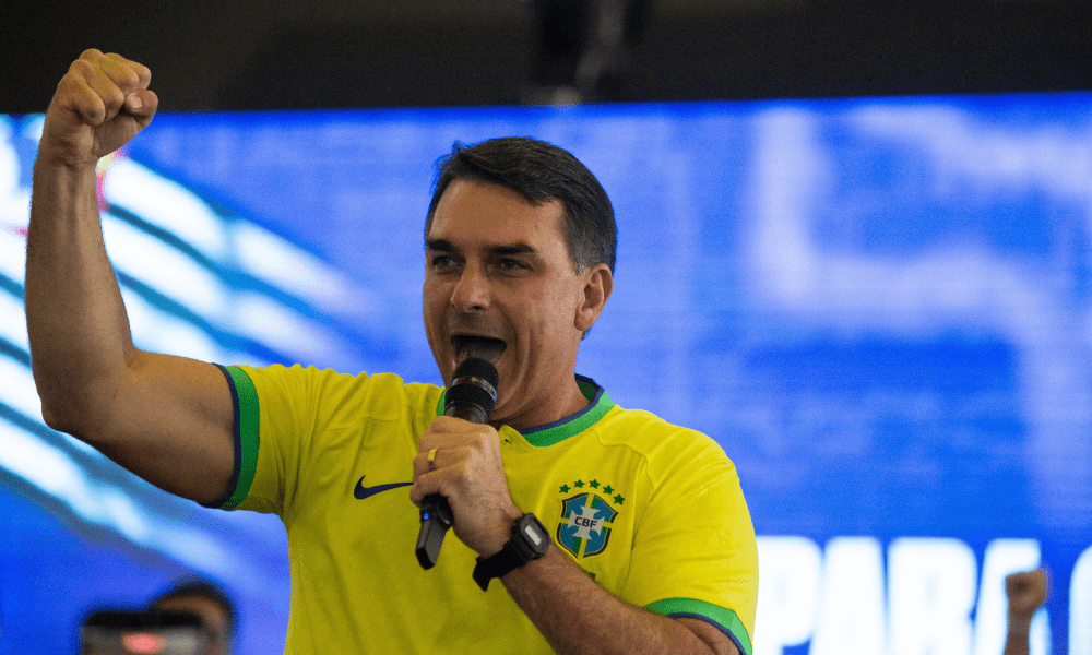 Flávio diz que Moraes tenta interferir nas eleições após buscas na casa de Bolsonaro