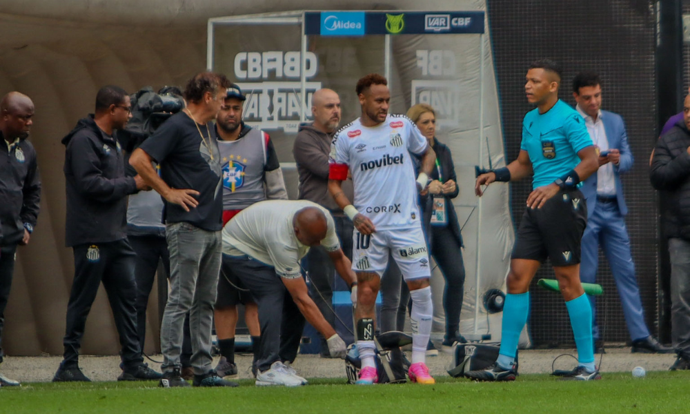 Neymar no atendimento médico durante Santos x Coritiba, válida pela 16ª rodada do Campeonato Brasileiro, realizada na Neo Química Arena, em São Paulo, no domingo (17)