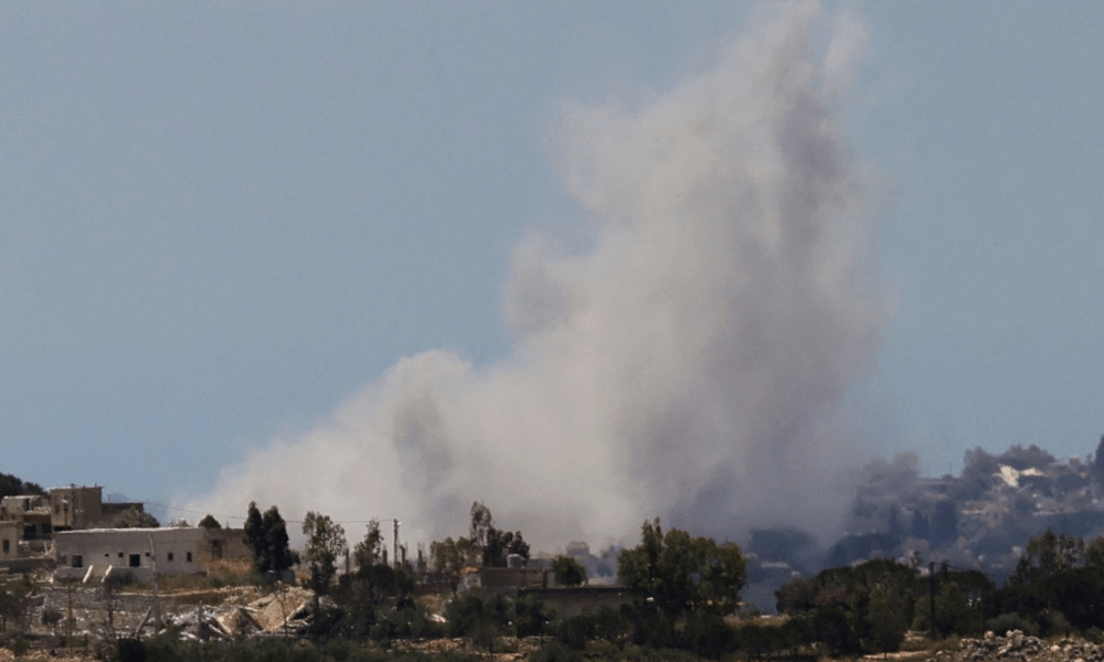 Fumaça sobe após um ataque israelense à vila de Zawtar al-Charkiyeh, no sul do Líbano, neste domingo (24)