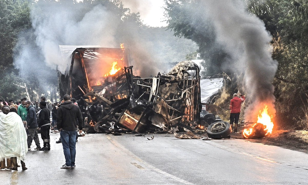 Colisão entre ônibus e carreta deixa oito mortos na BR-251 em MG