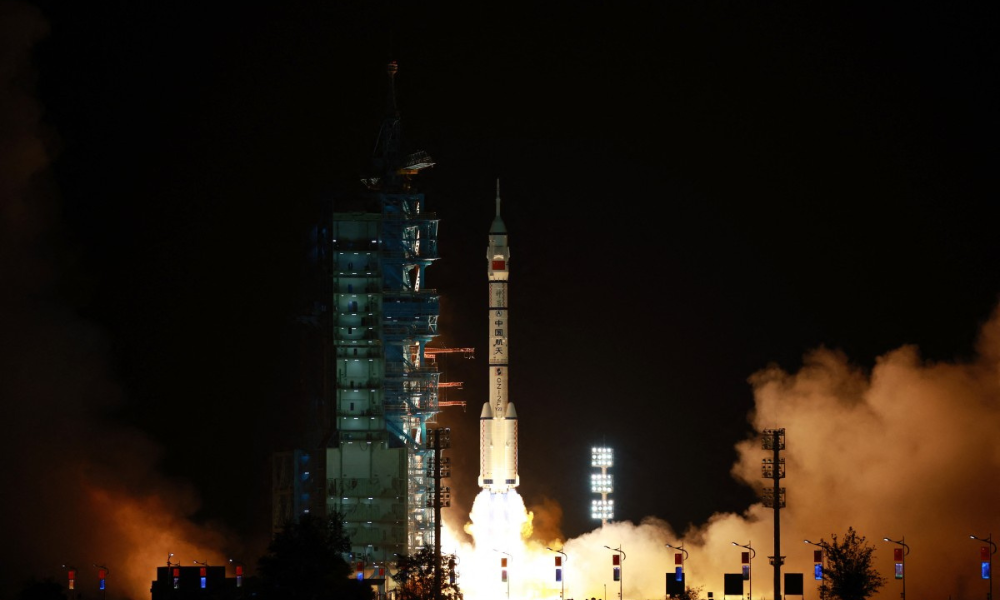 China envia astronauta para ficar um ano no espaço em missão rumo à Lua