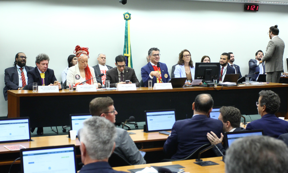 Comissão especial da Câmara aprova PEC de fim da escala 6×1