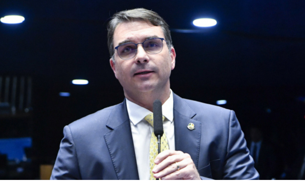 Flávio acusa Moraes de tentar intervir nas eleições após decisão sobre Bolsonaro