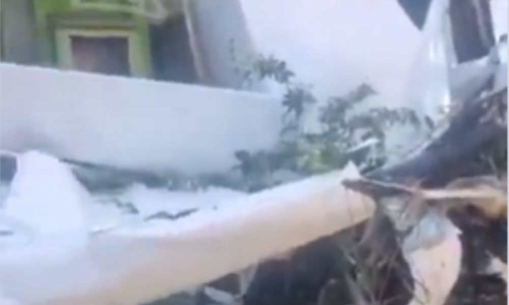 Um avião de pequeno porte caiu na manhã deste sábado (30) em uma área residencial de Nova Iguaçu (RJ), na Baixada Fluminense.