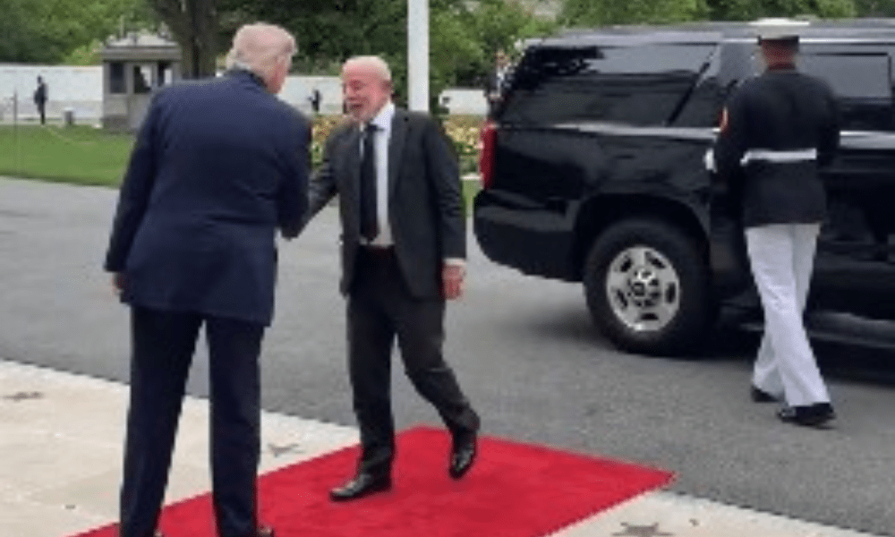 Lula chega à Casa Branca e é recebido por Trump; veja vídeo