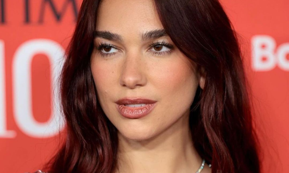 Dua Lipa processa Samsung em US$ 15 milhões por uso indevido de imagem