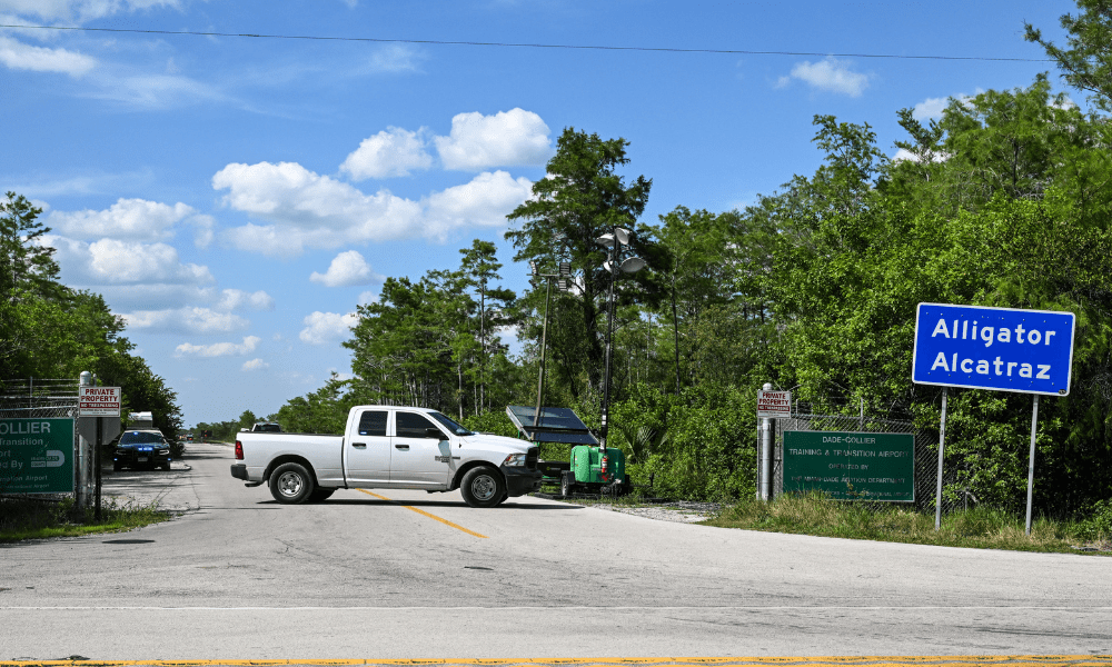 Veículo de um oficial da Flórida é visto na entrada do centro de detenção de imigrantes conhecido como 'Alligator Alcatraz'