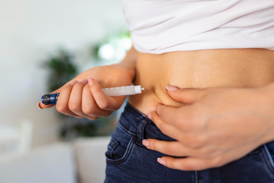 paciente diabético usando caneta de insulina para fazer uma injeção de insulina em casa jovem controlar diabetes