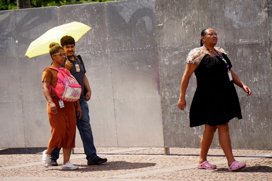 Pedestres enfrentam dia de sol e calor extremo nas ruas do centro da cidade de São Paulo