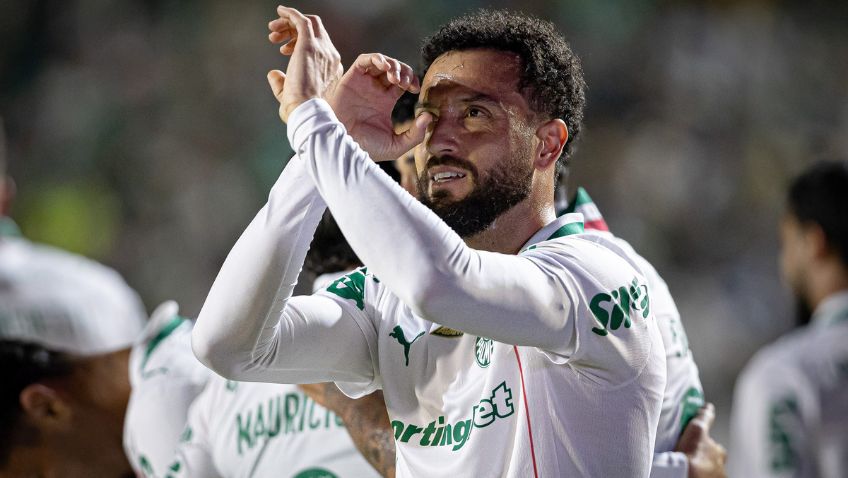 Felipe Anderson, do Palmeiras, comemora o seu gol na partida de volta entre Jacuipense (BA) e Palmeiras pela Copa do Brasil