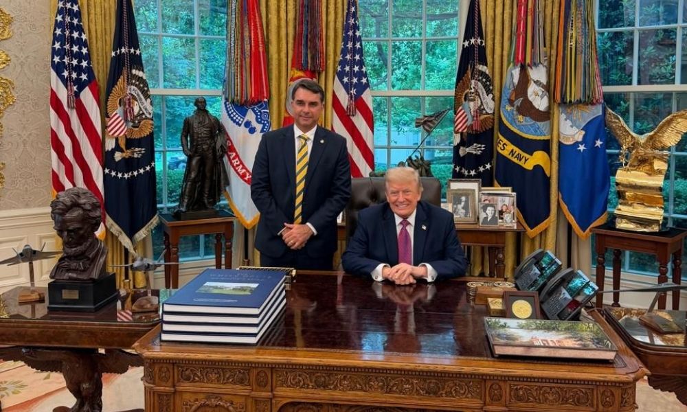 Flávio visita Trump e marca um golaço