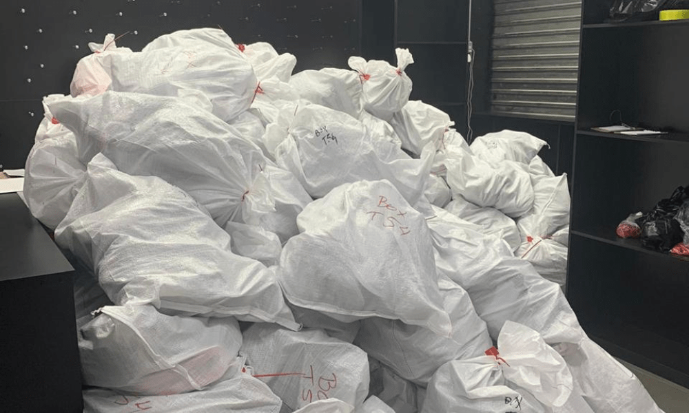 Receita faz megaoperação no centro de SP contra falsificação de camisas da Seleção