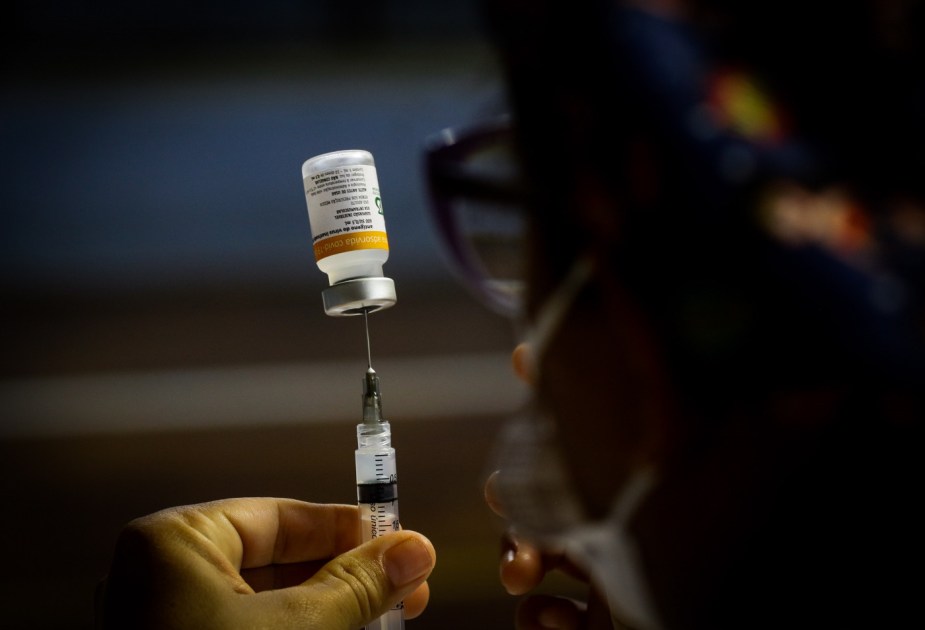 Profissional da saúde prepara dose de vacina para aplicação