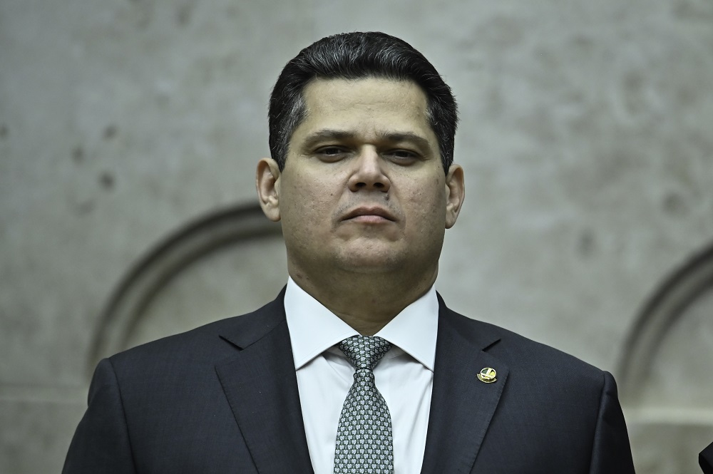 Alcolumbre adia sabatina de Messias para vaga no STF e critica Lula