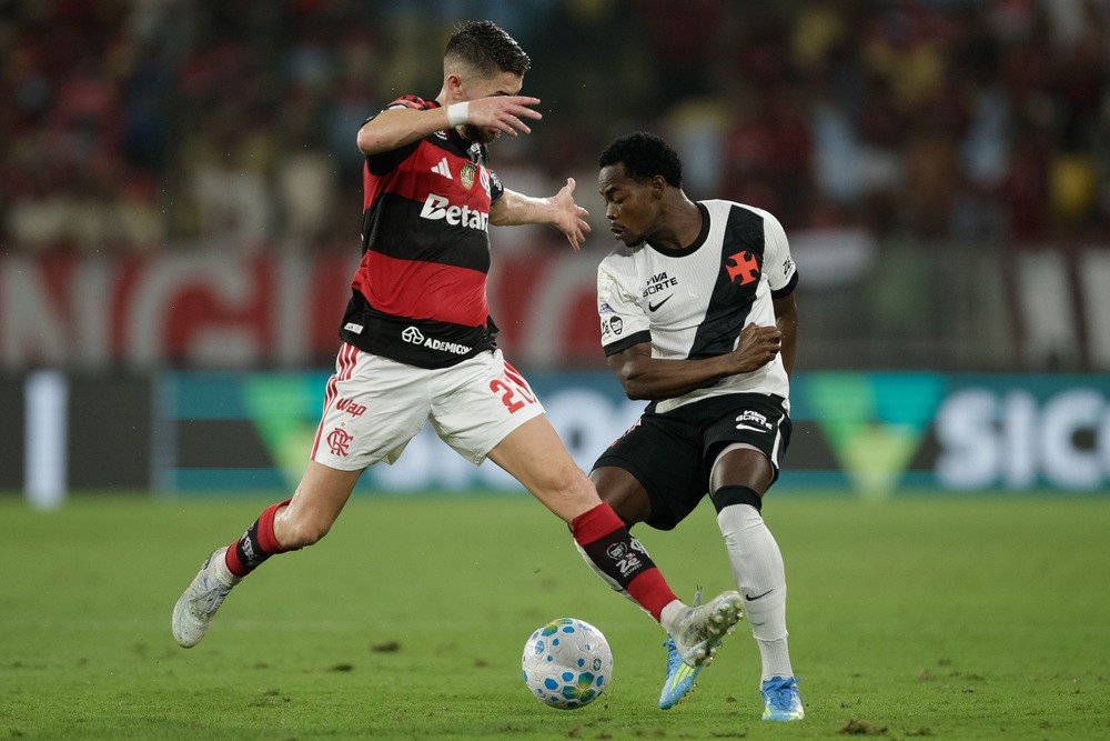 Vasco marca no último lance e arranca empate no clássico com o Flamengo