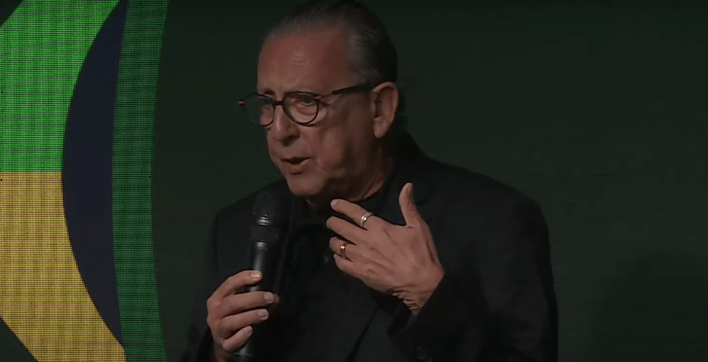 Galvão Bueno durante sorteio da CBF
