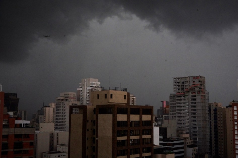 São Paulo deve ter chuvas fortes no domingo (3) após rajada de vento no litoral Fenômeno provocou rajadas de até 60 km/h e antecipa mudança no tempo prevista para o fim do feriado