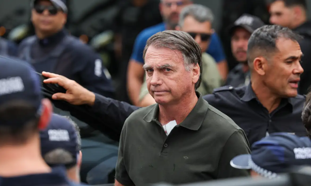 Bolsonaro está com desequilíbrio corporal e recorrentes de soluços, dizem médicos