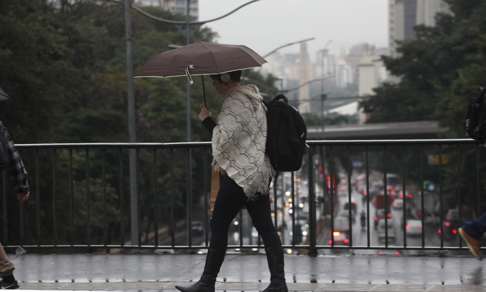 Pedestres enfrentam clima frio e chuvoso no Viaduto Santa Generosa, na região do metrô Paraíso, na zona sul de São Paulo, com termômetros marcando 17°C
