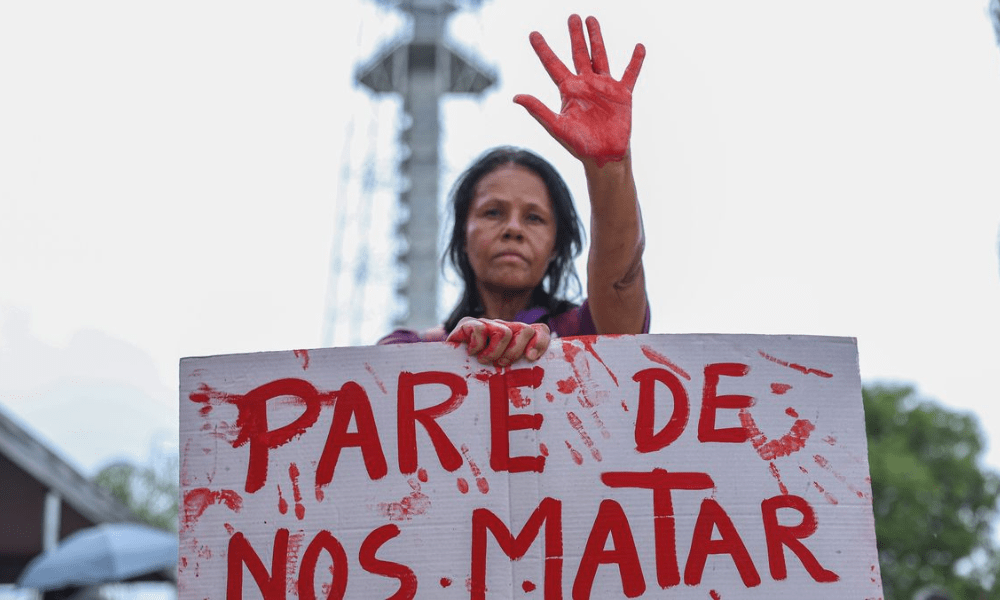 Homicídios de mulheres diminuem no Brasil; feminicídios ficam estáveis