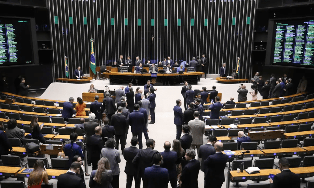 Câmara aprova aposentadoria compulsória de empregados públicos aos 75 anos