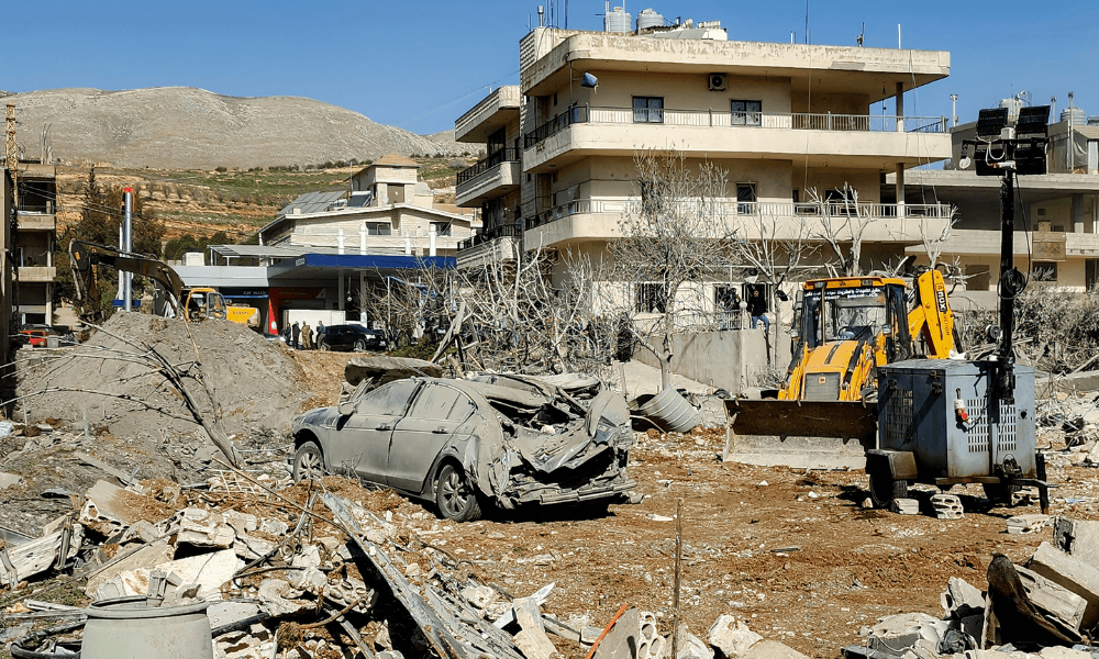Uma escavadeira remove os escombros perto de edifícios gravemente danificados na vila de Bednayel, na região do Vale do Bekaa, no leste do Líbano, em 21 de fevereiro de 2026, após ataques israelenses. O presidente do Líbano, Joseph Aoun, condenou em 21 de fevereiro os ataques mortais de Israel contra seu país no dia anterior, enquanto um parlamentar do Hezbollah pediu a Beirute que suspendesse as reuniões com um comitê que monitora o cessar-fogo de um ano com Israel.