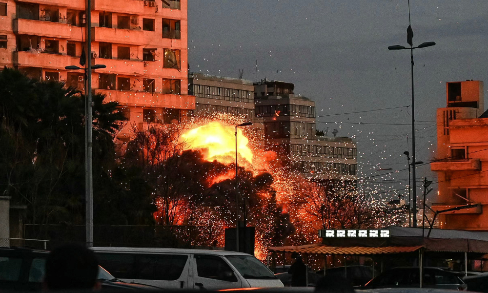 Uma bola de fogo se eleva do local de um ataque aéreo israelense que teve como alvo um prédio no bairro de Bashoura, em Beirute, na madrugada de 18 de março de 2026. O Líbano foi arrastado para a guerra no Oriente Médio em 2 de março, quando o grupo militante Hezbollah, apoiado pelo Irã, lançou foguetes em direção a Israel em resposta aos ataques conjuntos dos EUA e de Israel que mataram o líder supremo iraniano, o aiatolá Ali Khamenei.